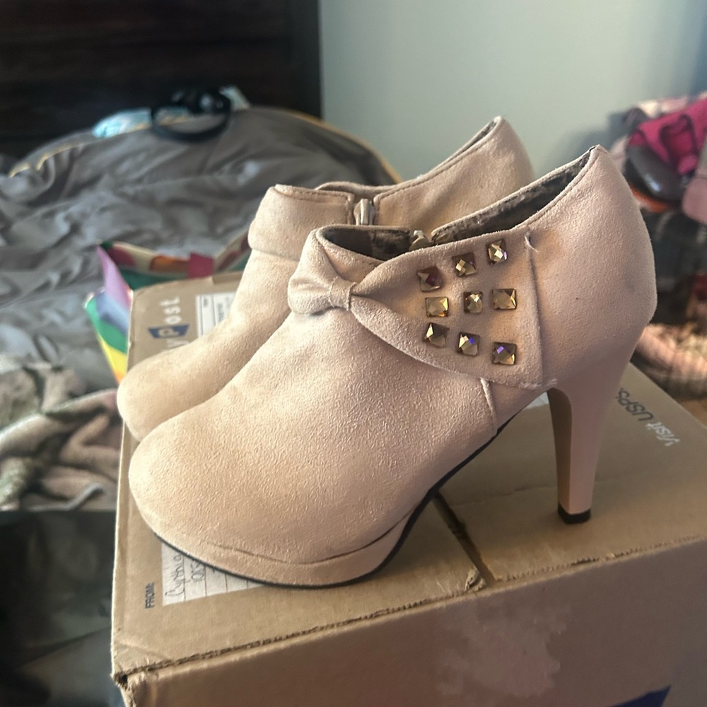Elegant Beige Ankle Boots with Studded Bow